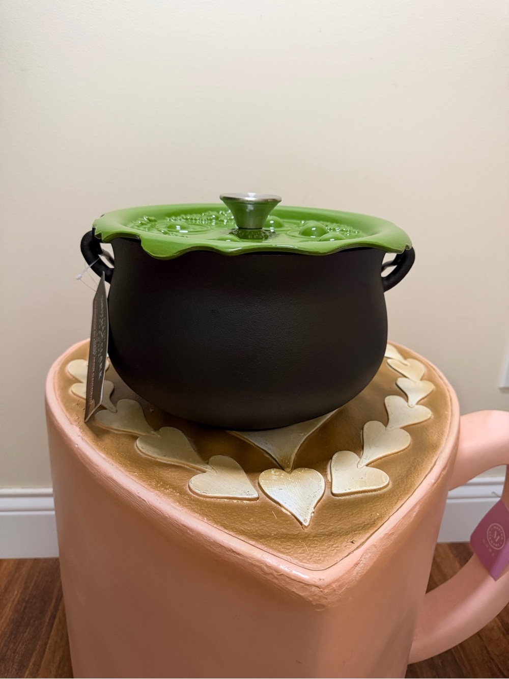 Smith & Clark 6 Quart Cast Iron Halloween Cauldron with Green Bubbling Lid
